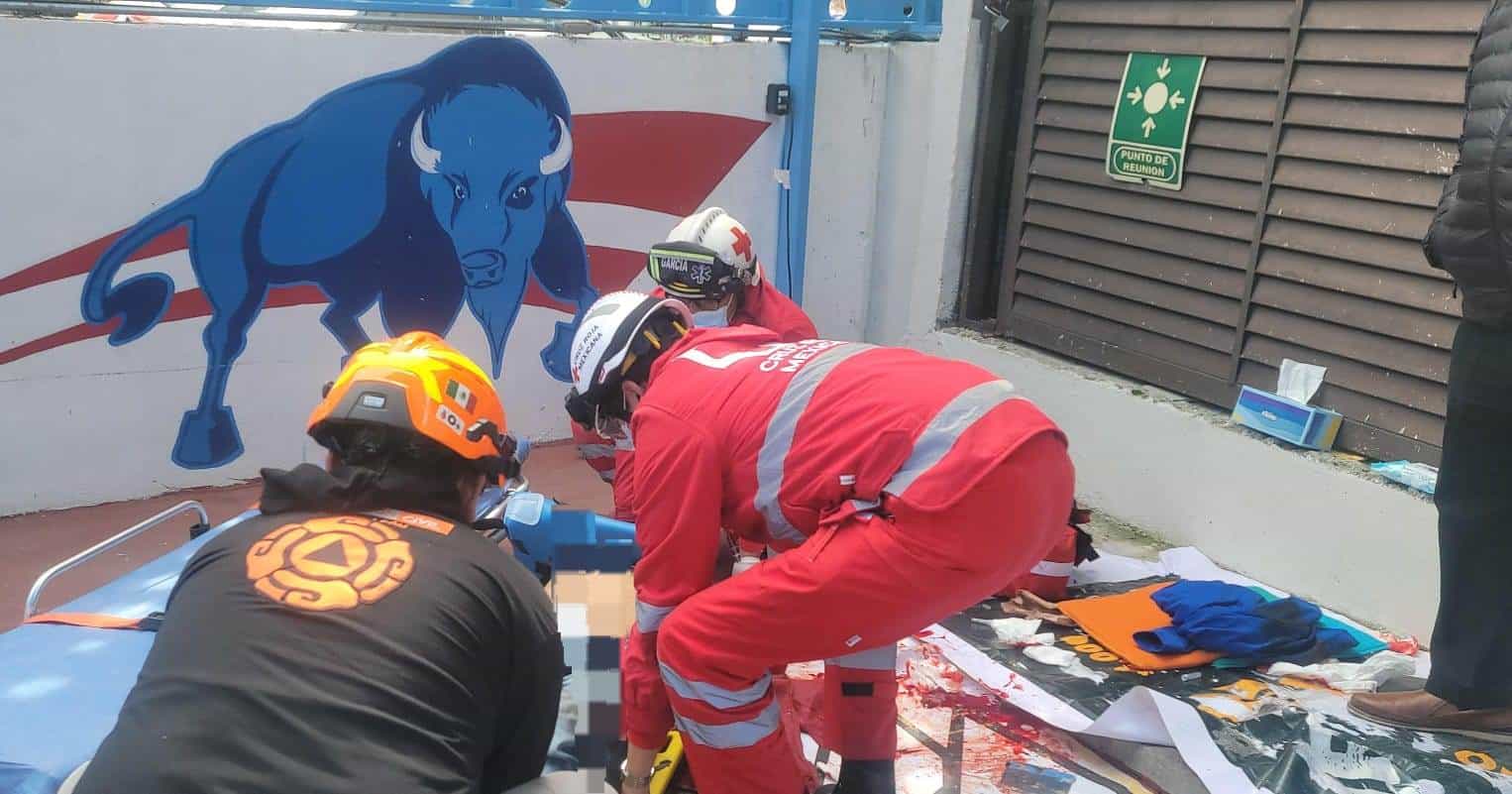 Dos trabajadores resultaron lesionados luego de caer de aproximadamente seis metros de un andamio, la tarde de ayer en un colegio de la Colonia Las Diligencias, municipio de Monterrey.