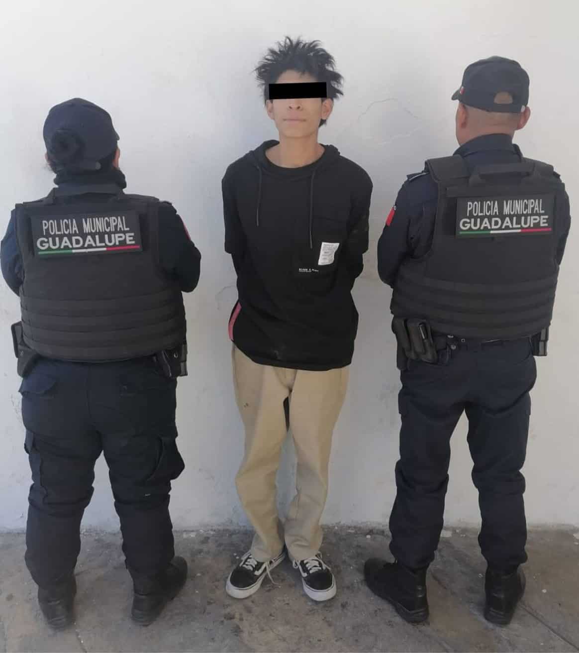 Después de apuntar con el dedo debajo de su camisa a un empleado de una tienda de conveniencia haciendo pensar que estaba armado, un hombre fue capturado por policías de Guadalupe.