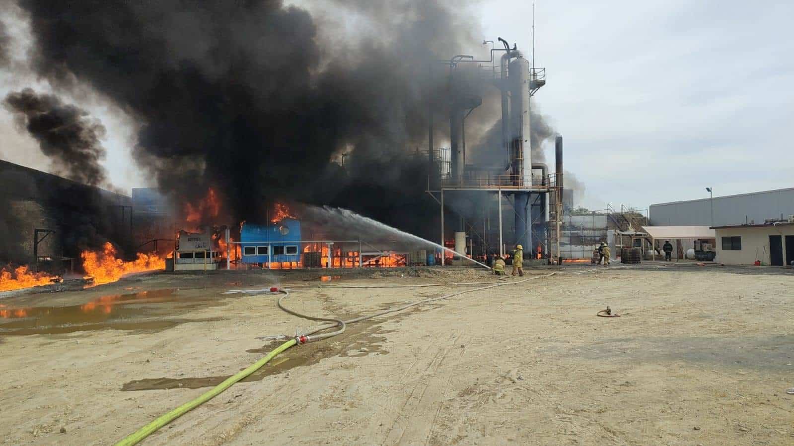 Una explosión en una empresa de Ejido Cadereyta, en el municipio de Cadereyta Jiménez, la tarde de ayer a elementos de Bomberos y Protección Civil.