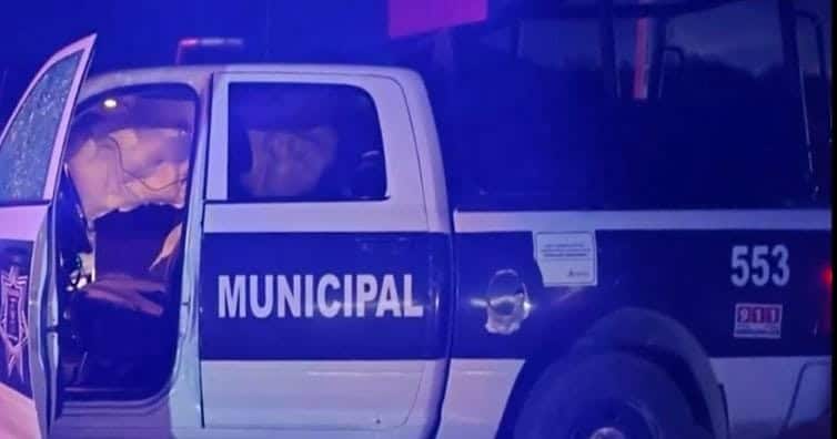 Un menor de 17 años lesionados, y al menos dos personas detenidas, dejó una persecución y enfrentamiento entre presuntos delincuentes y elementos de la policía de Fuerza Civil, Juárez y Cadereyta, la madrugada de ayer en el municipio de Cadereyta.