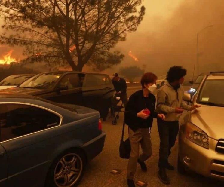 Piden evacuar a 30 mil ante incendio forestal