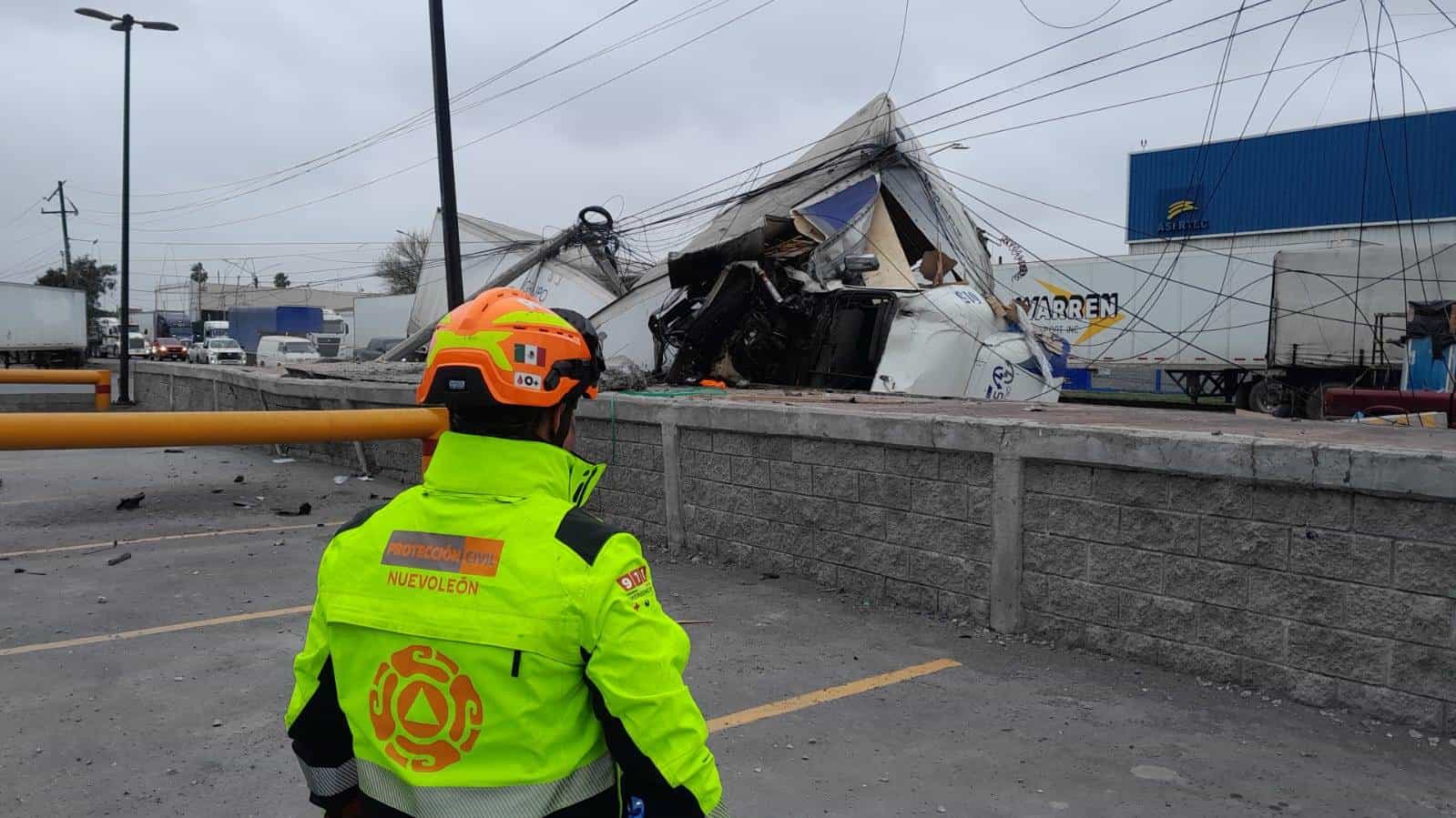 Luego de perder el control de su unidad de carga, el operador de un tráiler se estrelló contra varios muros de contención y postes en la Carretera a Laredo, frente al Parque Industrial Aeropuerto, municipio de Apodaca.