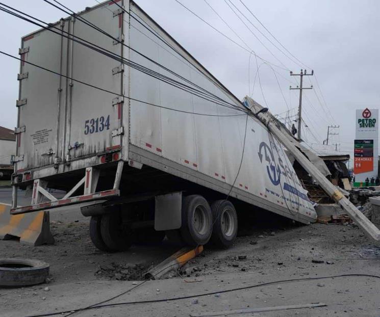 Se impacta tráiler contra postes