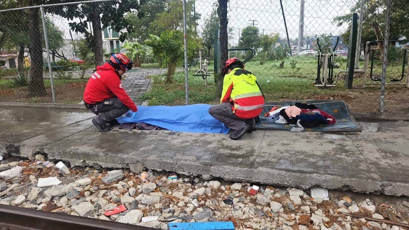 Un hombre, al parecer indigente, falleció aparentemente por las bajas temperaturas, ayer en calles de la Colonia Bella Vista, en Monterrey.