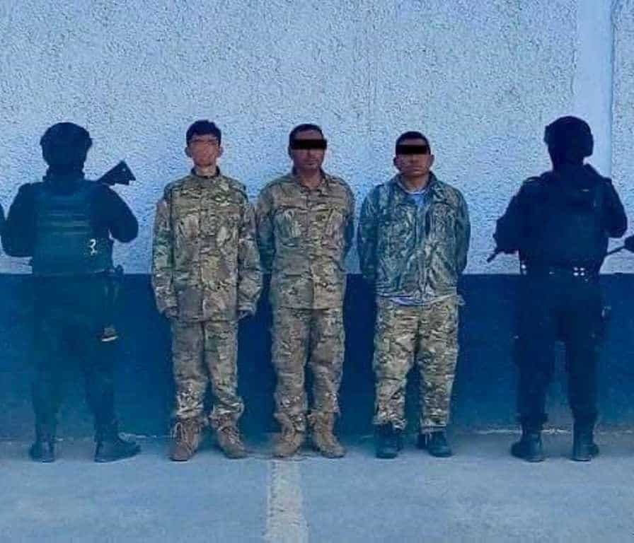 Como parte de las labores del *Operativo Muralla*, Fuerza Civil y Guardia Nacional capturaron a dos adultos y un adolescente, en posesión de armas de fuego, equipo táctico y drogas; esto en el municipio de China.