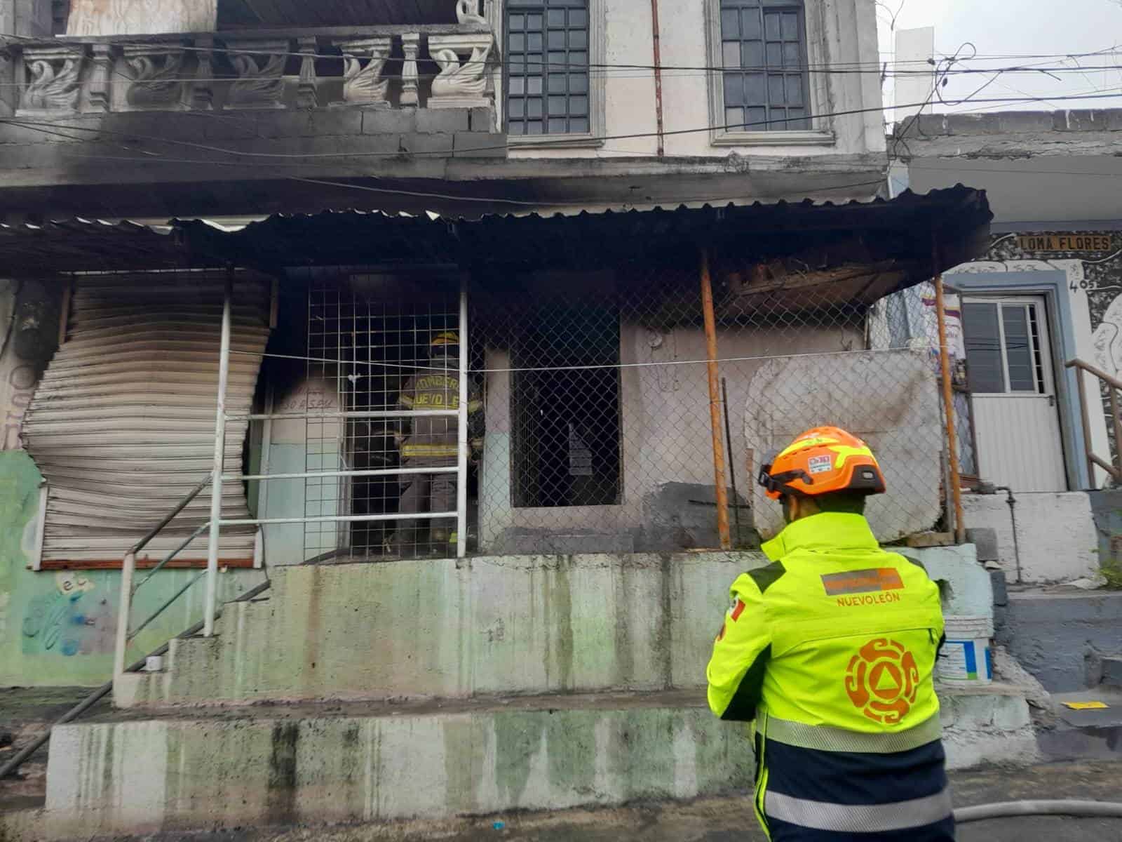 Dos lesionados por quemaduras ocasionó un incendio registrado ayer en una casa de la Colonia Colinas del Topo Chico Fomerrey 49, en Escobedo.