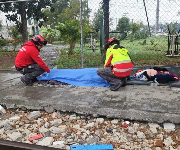 Encuentran a indigente sin vida frente a parque en Monterrey