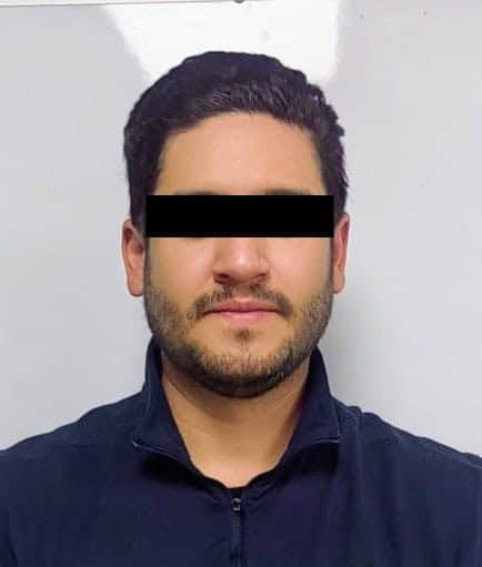 Un hombre acusado de fraude por más de 5 millones de pesos en la CDMX, fue detenido por elementos de la policía en las inmediaciones del Aeropuerto Internacional de Monterrey.