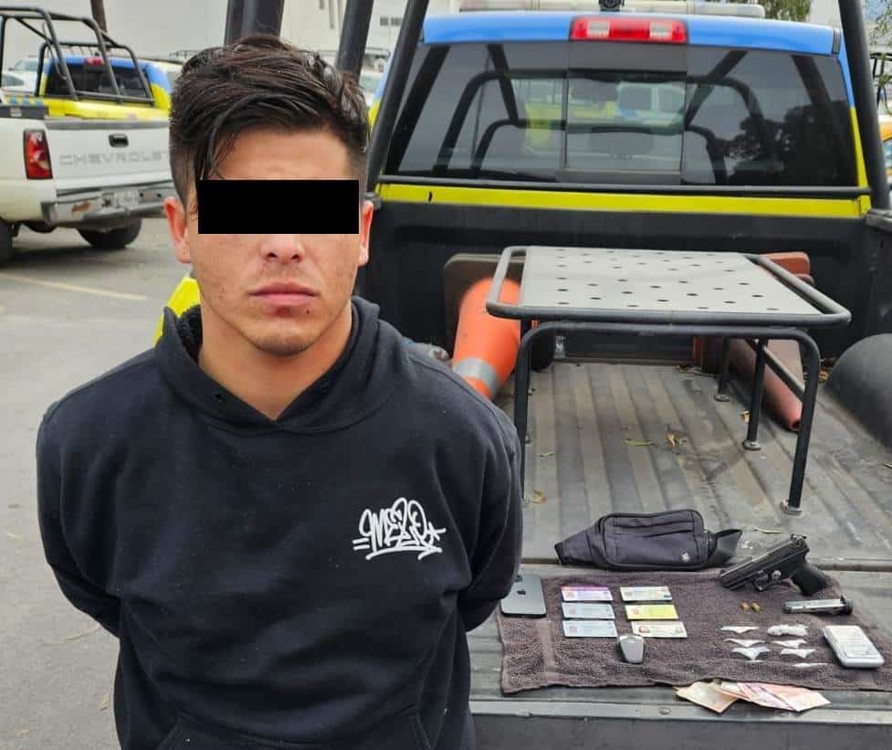 En portación de un arma de fuego, un hombre fue detenido por oficiales de la Policía de Monterrey, así mismo portaba bolsas con sustancias similares a la cocaína en piedra y droga tipo "cristal"; además, es investigado si pertenece a una banda que comete asaltos.