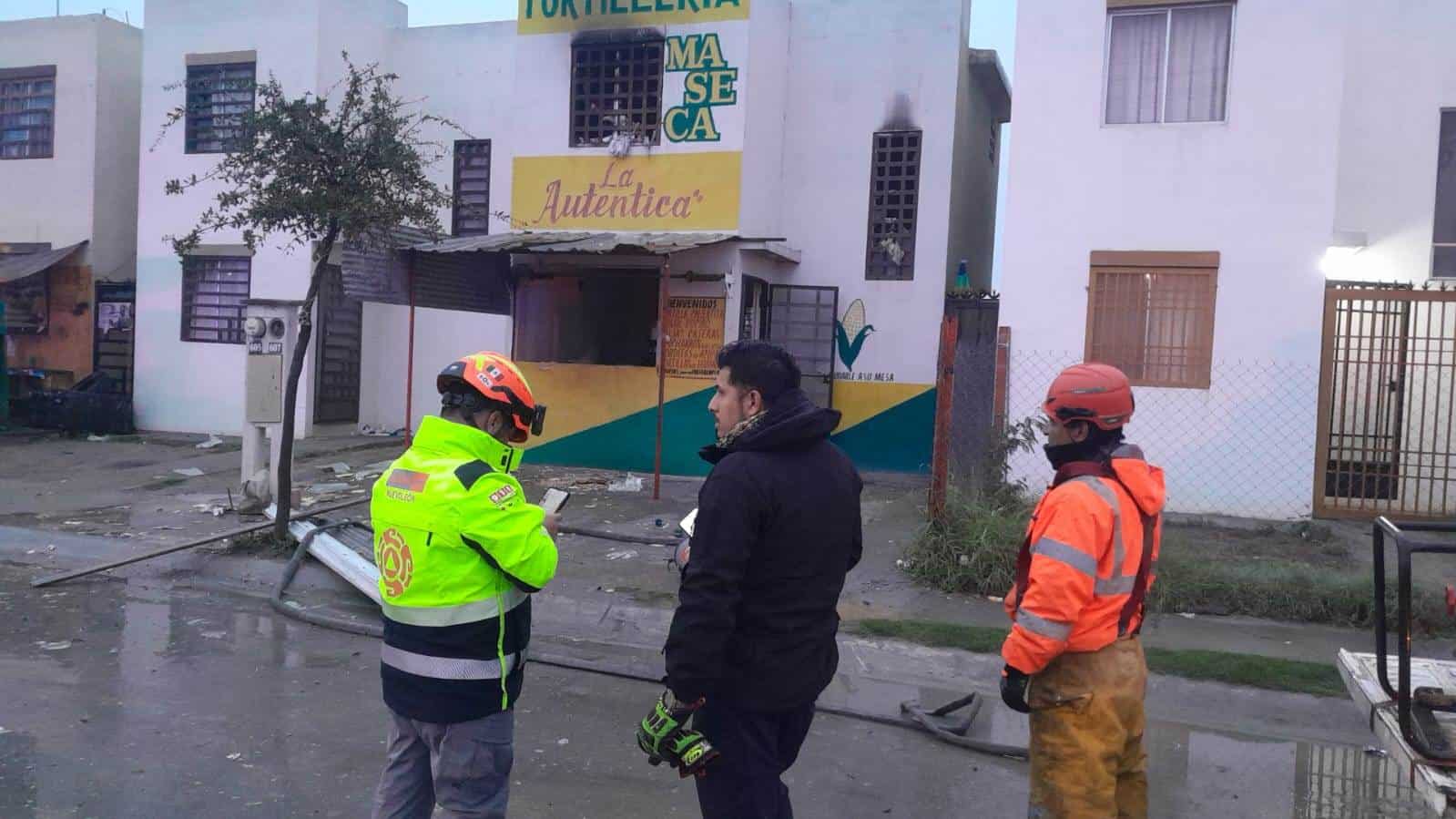 La explosión en una casa habilitada como tortillería dejó a una mujer lesionada junto con sus dos hijas menores de edad, en el municipio de Pesquería.