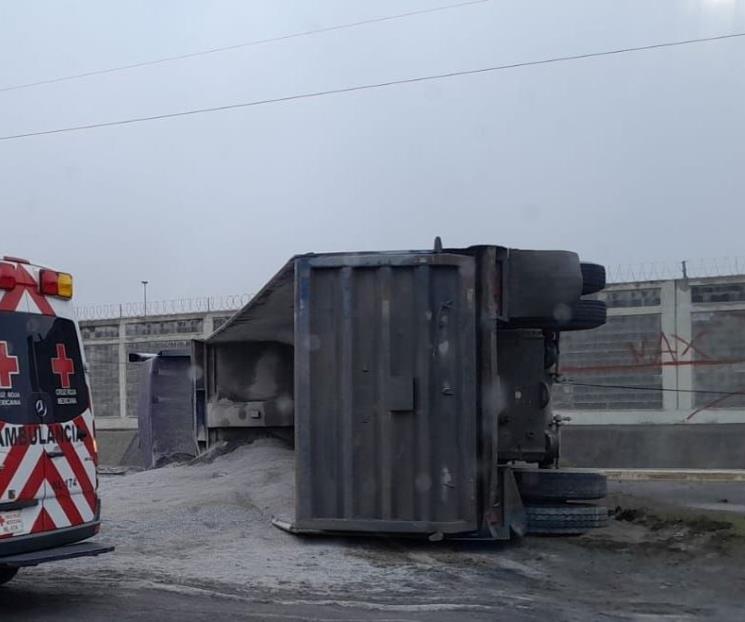 Vuelca tráiler en Escobedo