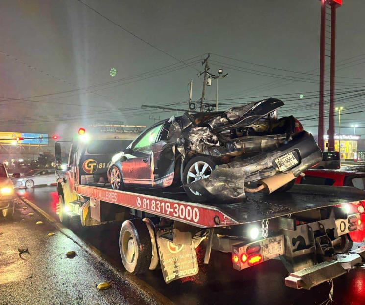 Choque deja tres heridos en Santa Catarina