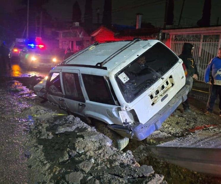 Sorprende zanja a conductor de camioneta