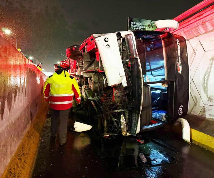 Tiene autobús volcadura; hay 17 heridos