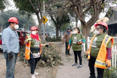 Ayudan migrantes en incendios de Los Ángeles