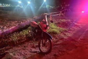 Cae con moto a zanja