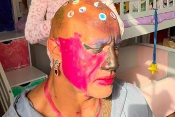 Hijas de Dwayne Johnson &acute;La Roca&acute; lo maquillan; causa furor en redes