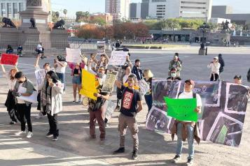 Colectivos bloquean calles por alzas en el transporte