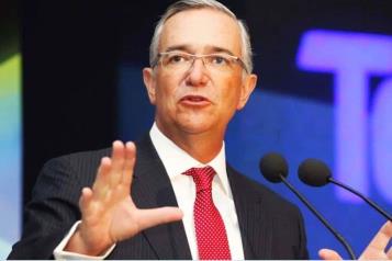 Salinas Pliego aplaude acción de Trump de reconocer sólo 2 géneros