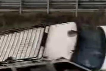 Cae a barranco camioneta con remolque