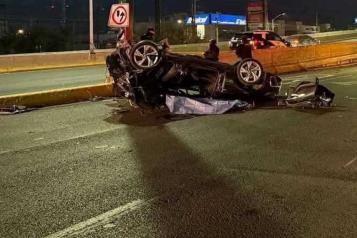 Acelera, choca, vuelca y muere